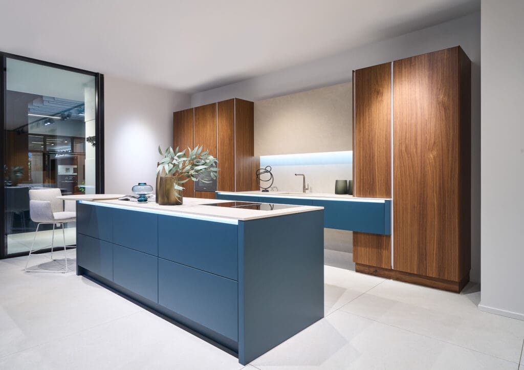 Kueche 31A Av6023 Gl Nussbaum Elegant Av6000 Gl Ncs S7010 B10G1700X1200 | MHK Kitchen Expert